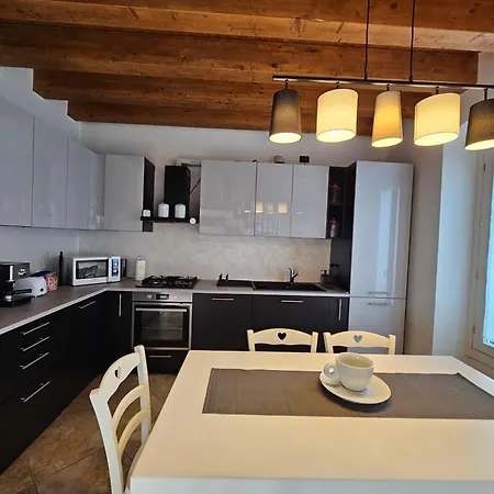 Lägenhet La Casa Di Betty-by Goccia Di Lago *