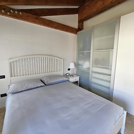 Lägenhet La Casa Di Betty-by Goccia Di Lago *