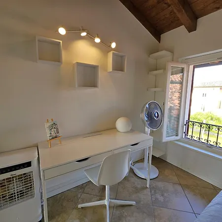 Lägenhet La Casa Di Betty-by Goccia Di Lago *